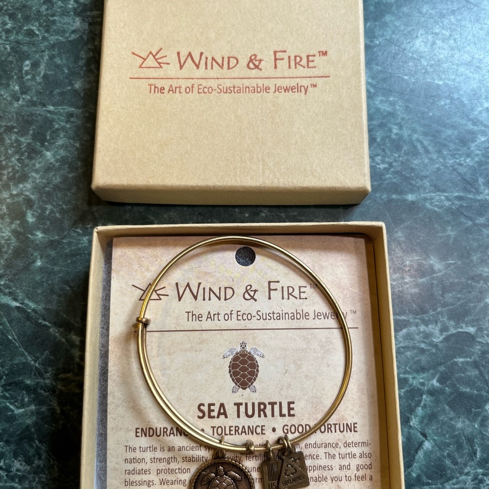 NIB Wind & Fire Gold Sea Turtle Charm Bangle Bracelet